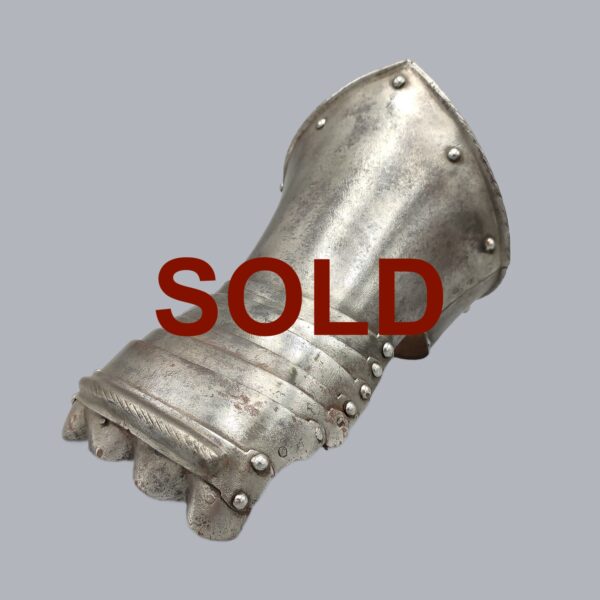 16TH CENTURY SINGLE GAUNTLET