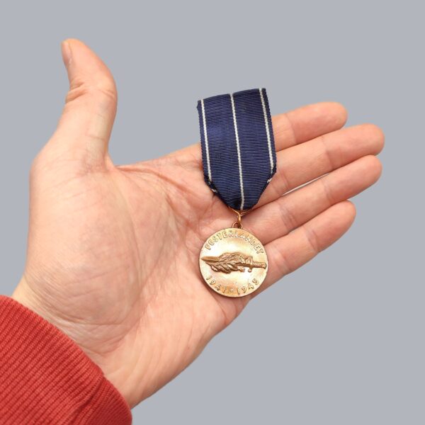 FINNISH COMMEMORATIVE MEDAL OF THE 1941-1945 CONTINUATION WAR IN SWEDISH