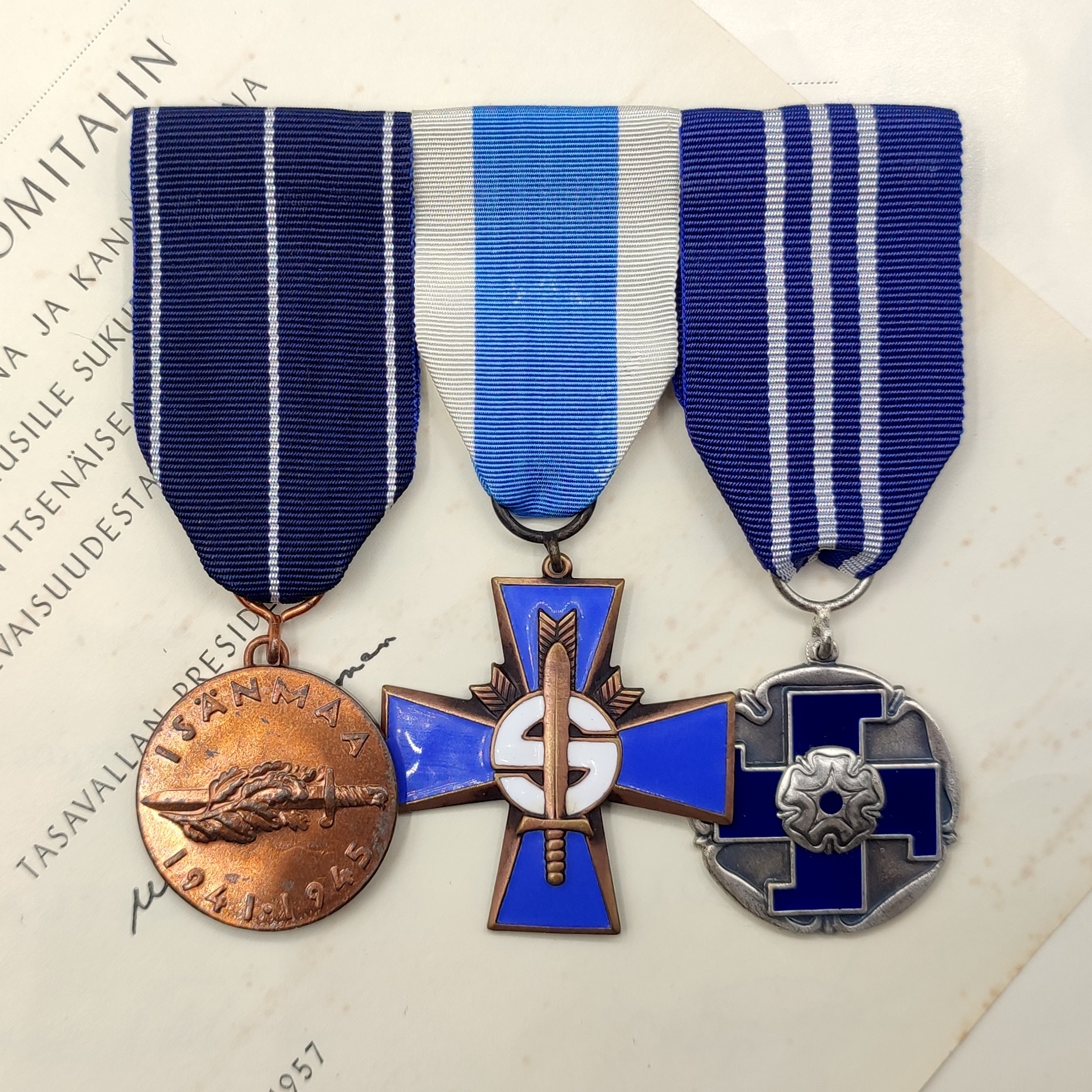 FINNISH WWII MEDAL BAR OF A LOTTA SVÄRD SISTER & CERTIFICATES