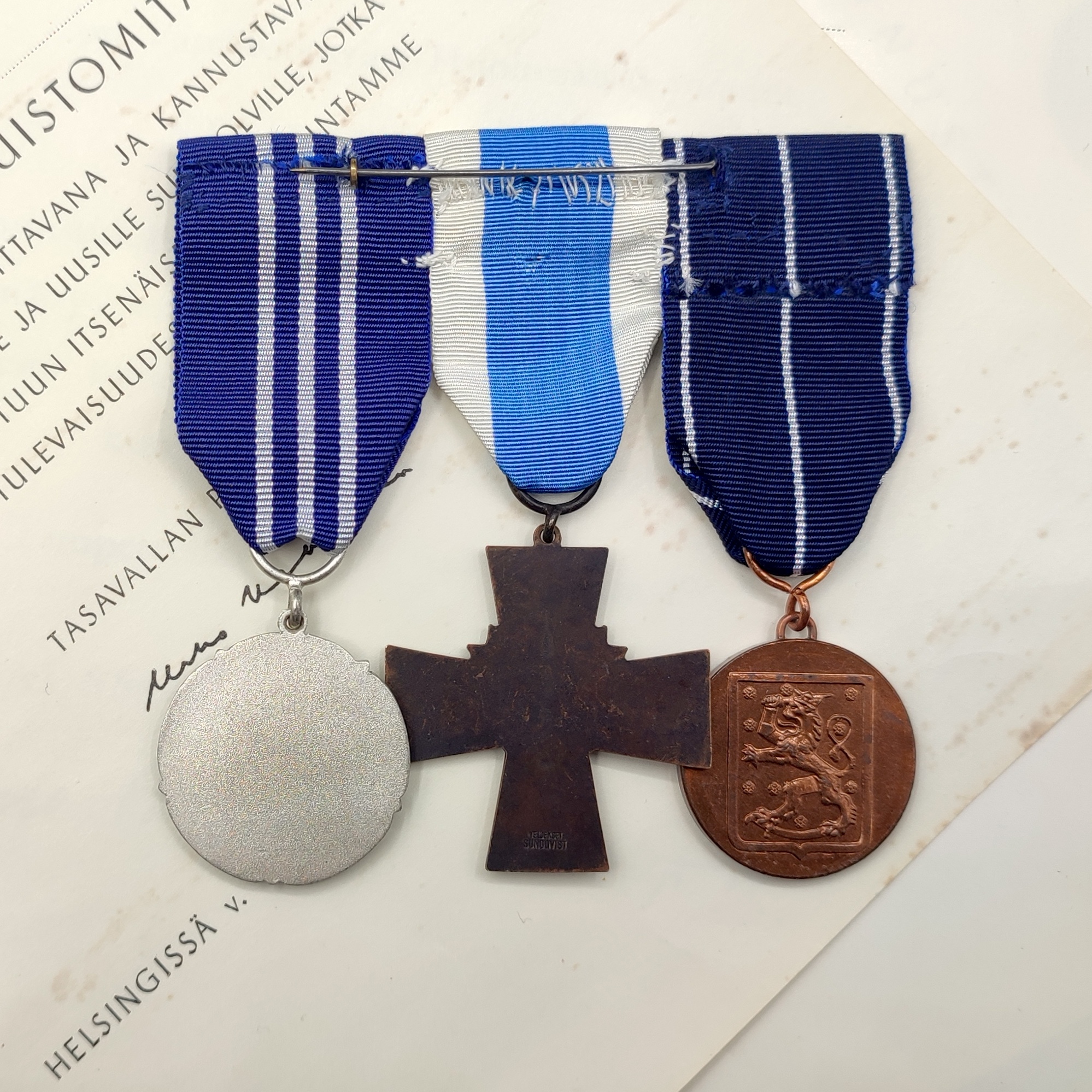 FINNISH WWII MEDAL BAR OF A LOTTA SVÄRD SISTER & CERTIFICATES