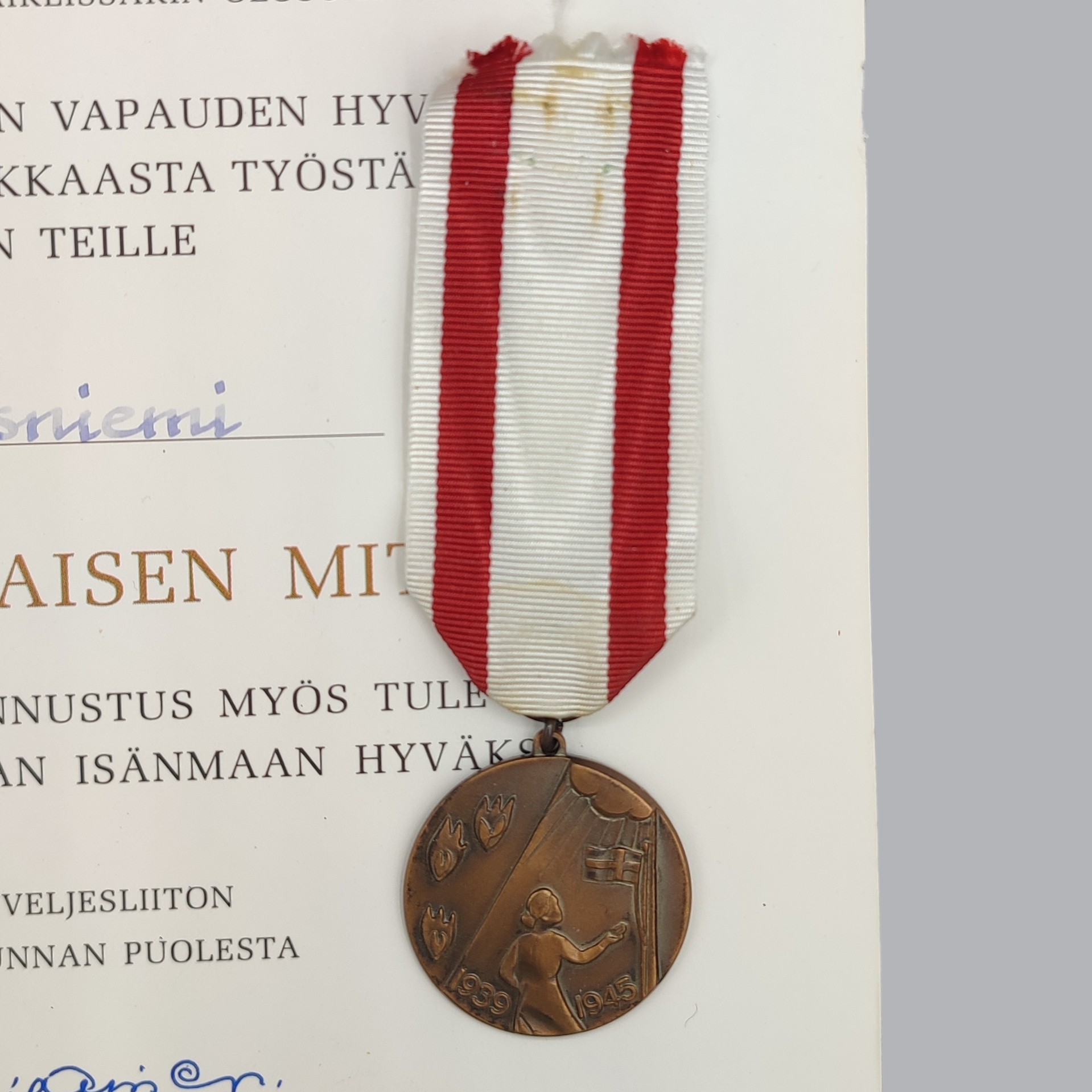 FINNISH WWII MEDAL OF THE WOMEN OF HOME FRONT & CERTIFICATE
