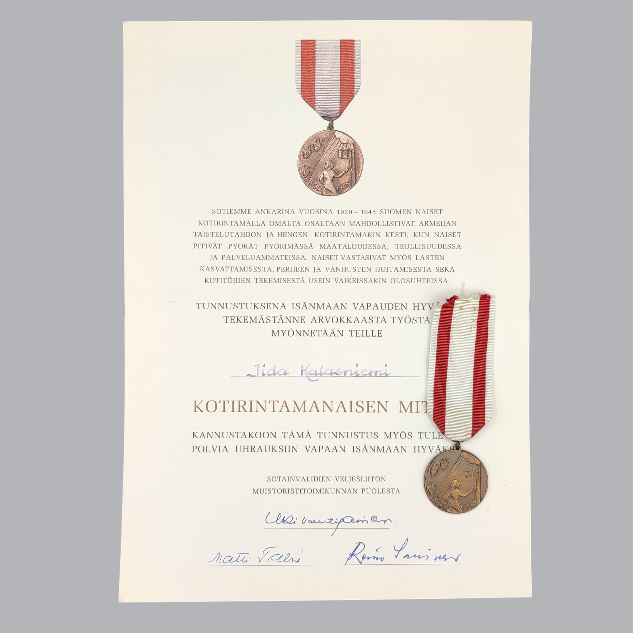 FINNISH WWII MEDAL OF THE WOMEN OF HOME FRONT & CERTIFICATE