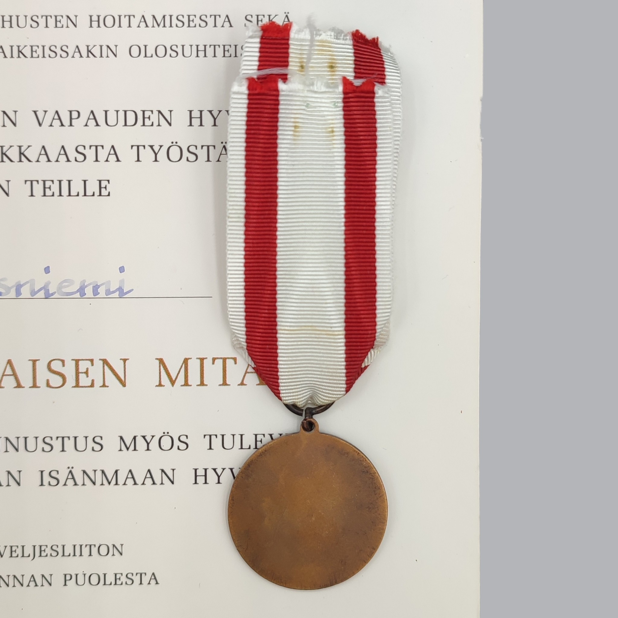 FINNISH WWII MEDAL OF THE WOMEN OF HOME FRONT & CERTIFICATE