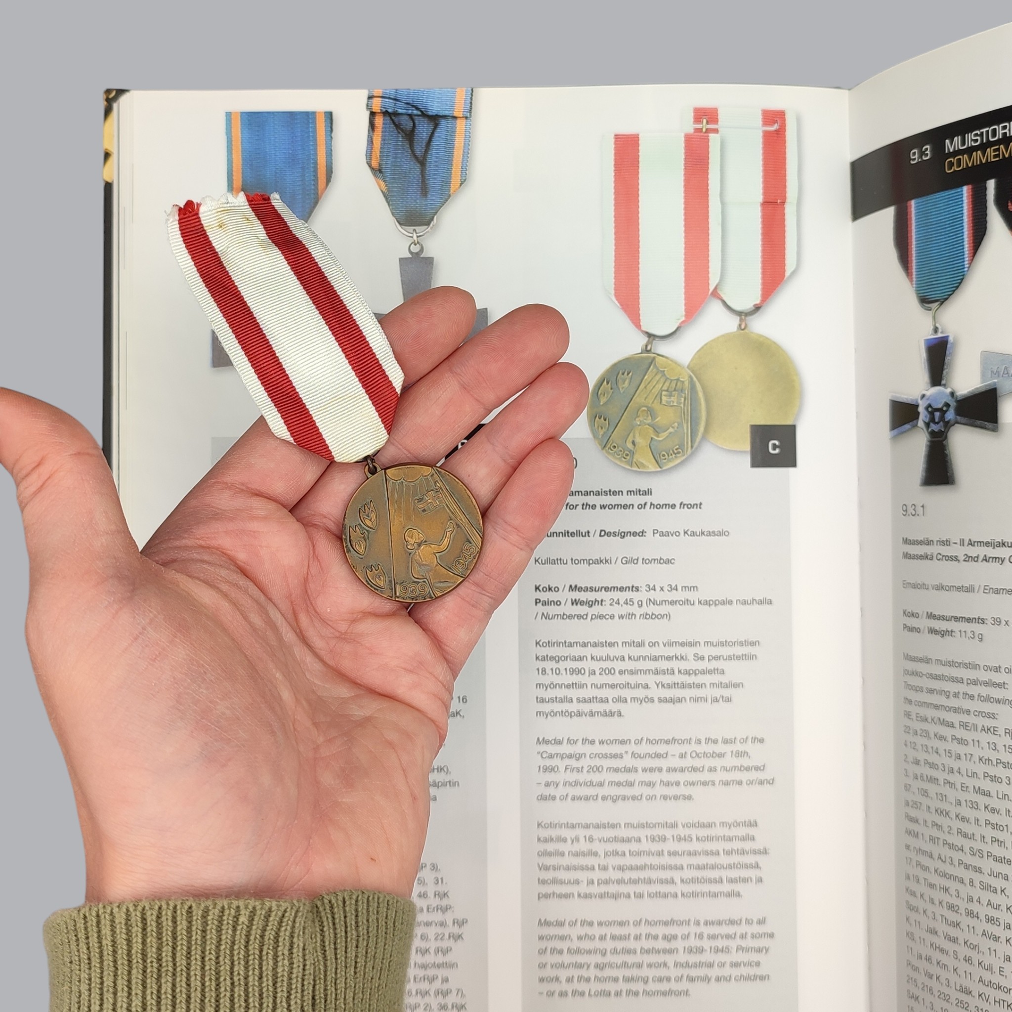 FINNISH WWII MEDAL OF THE WOMEN OF HOME FRONT & CERTIFICATE
