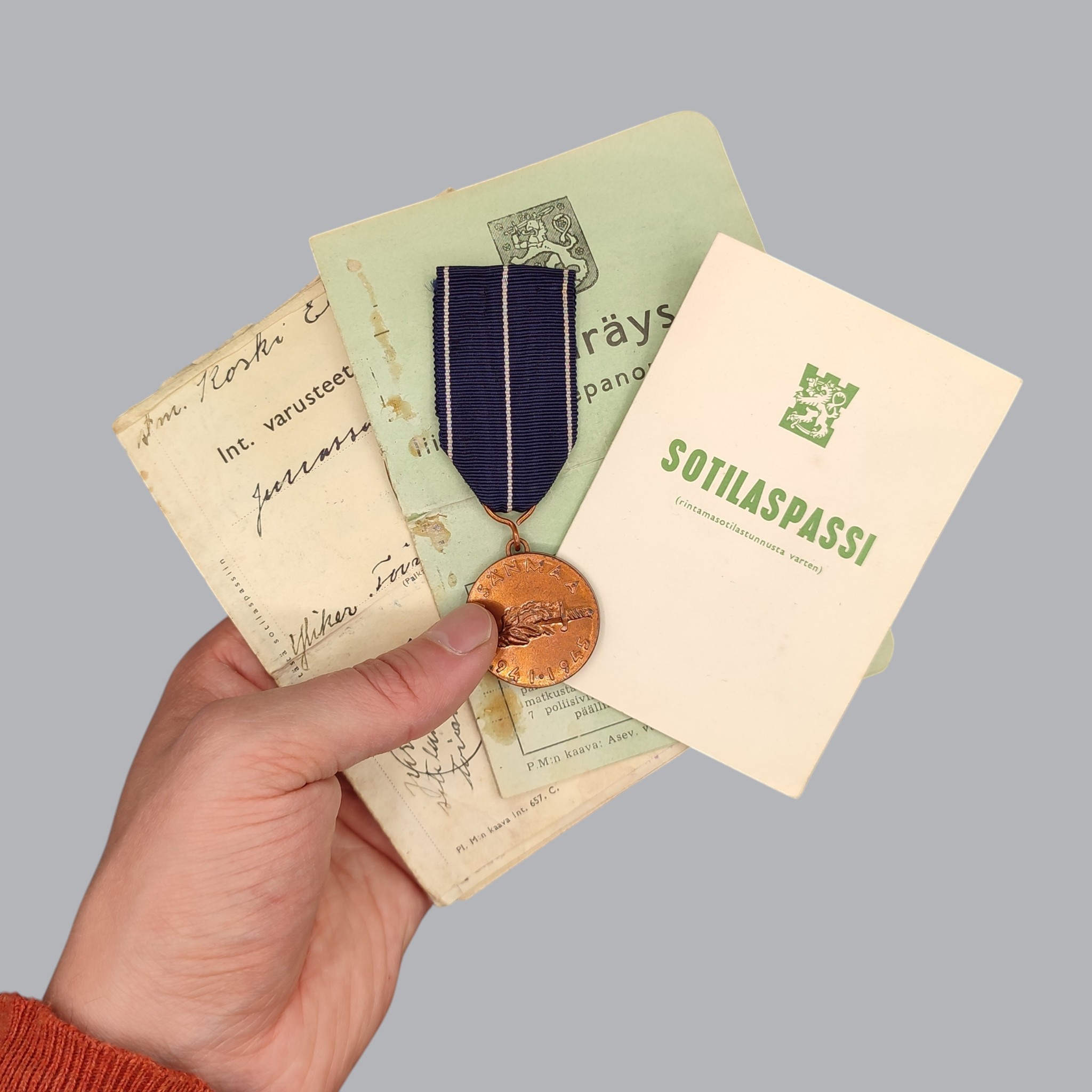 FINNISH WWII COMMEMORATIVE MEDAL OF THE CONTINUATION WAR & DOCUMENTS